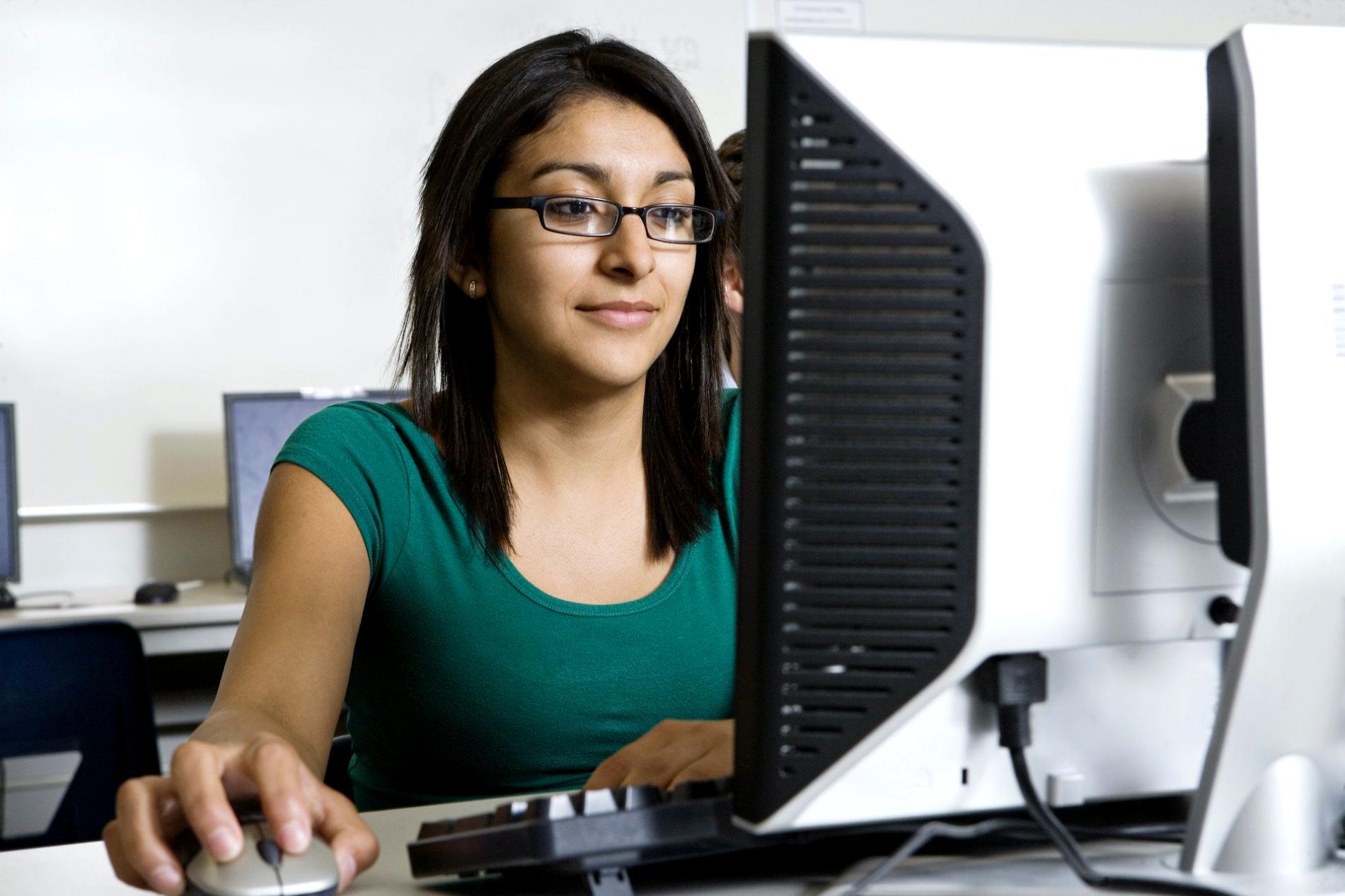 Equipo de iluminación profesional en estudio fotográfico